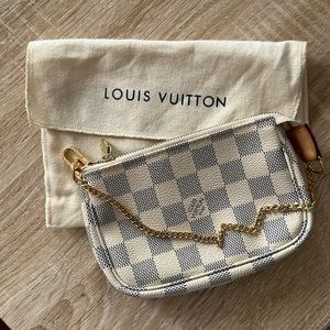 Louis Vuitton mini pochette